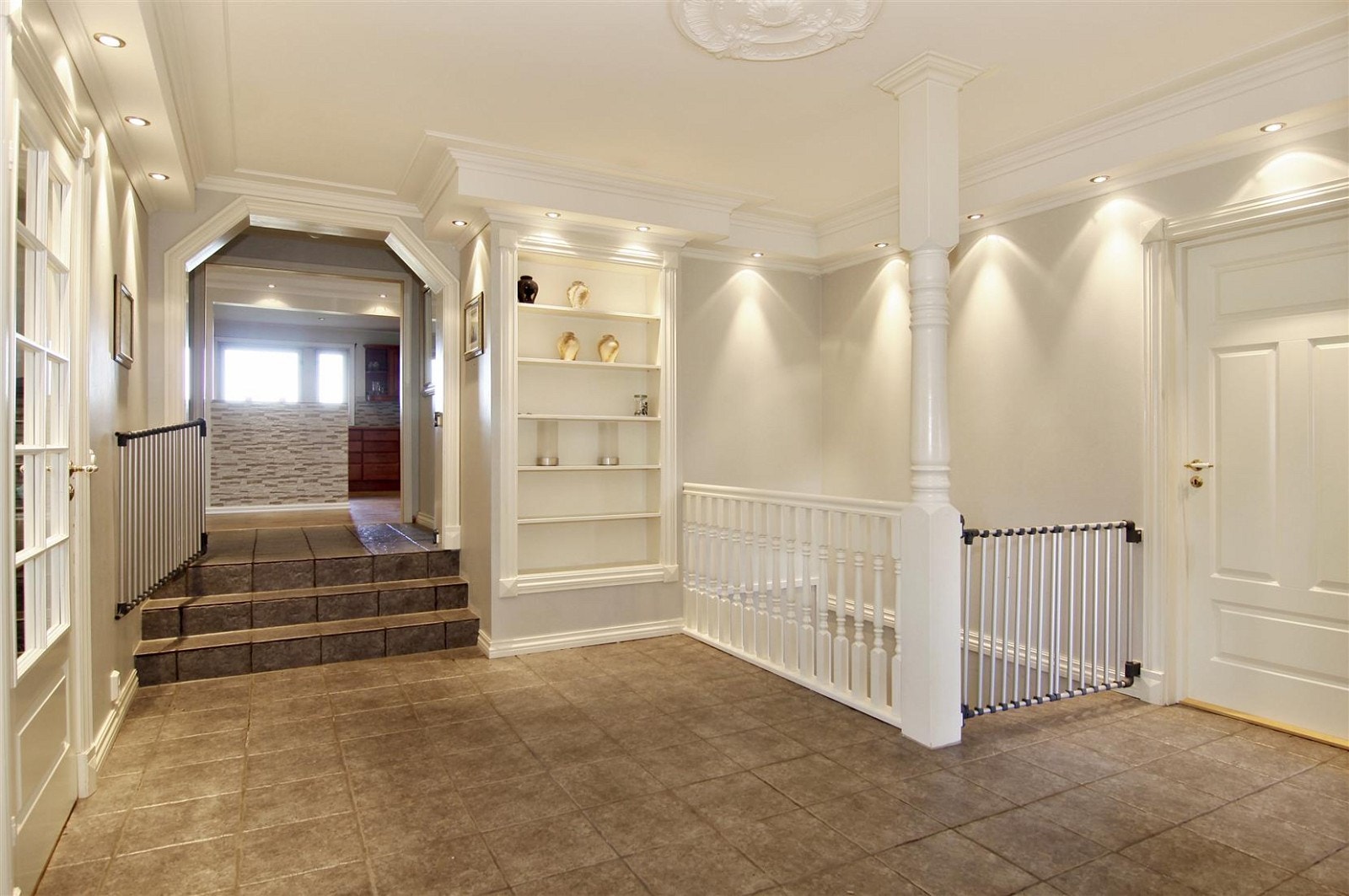 Stor hall med downlights og gulvvarme. Galleribilde