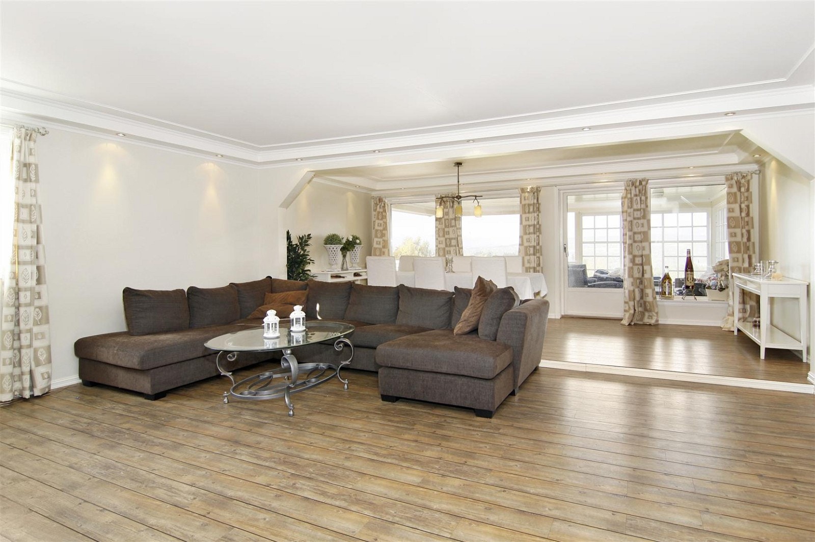 Stor stue med utgang til overbygget terrasse og hage. Galleribilde