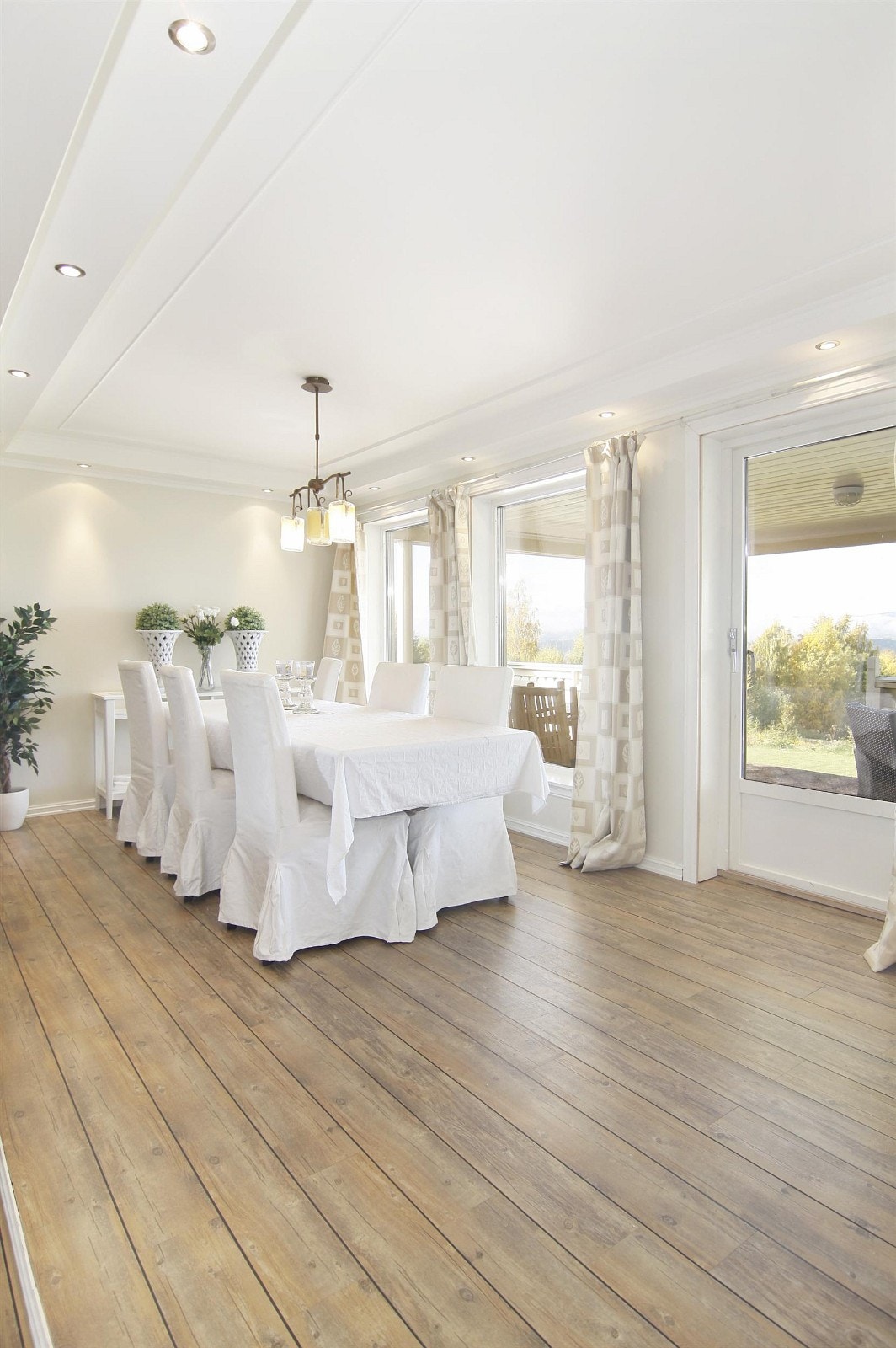 Romslig stue med god plass for spisestue. Galleribilde