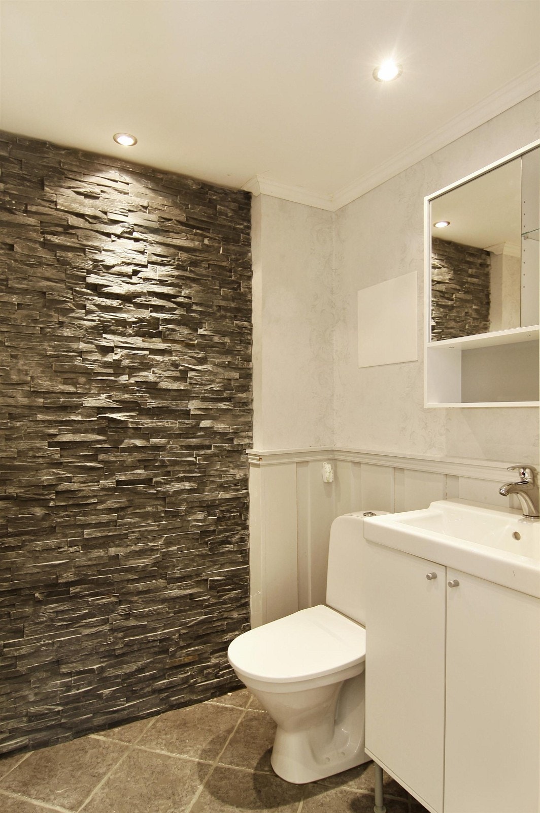 Toalett i kjeller med downlights og gulvvarme. Galleribilde