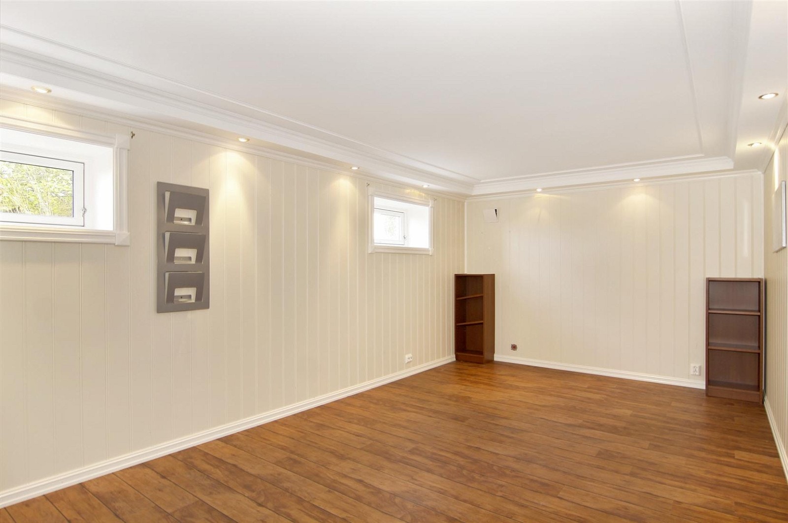 Gjesterom/tv-stue i kjeller. Galleribilde