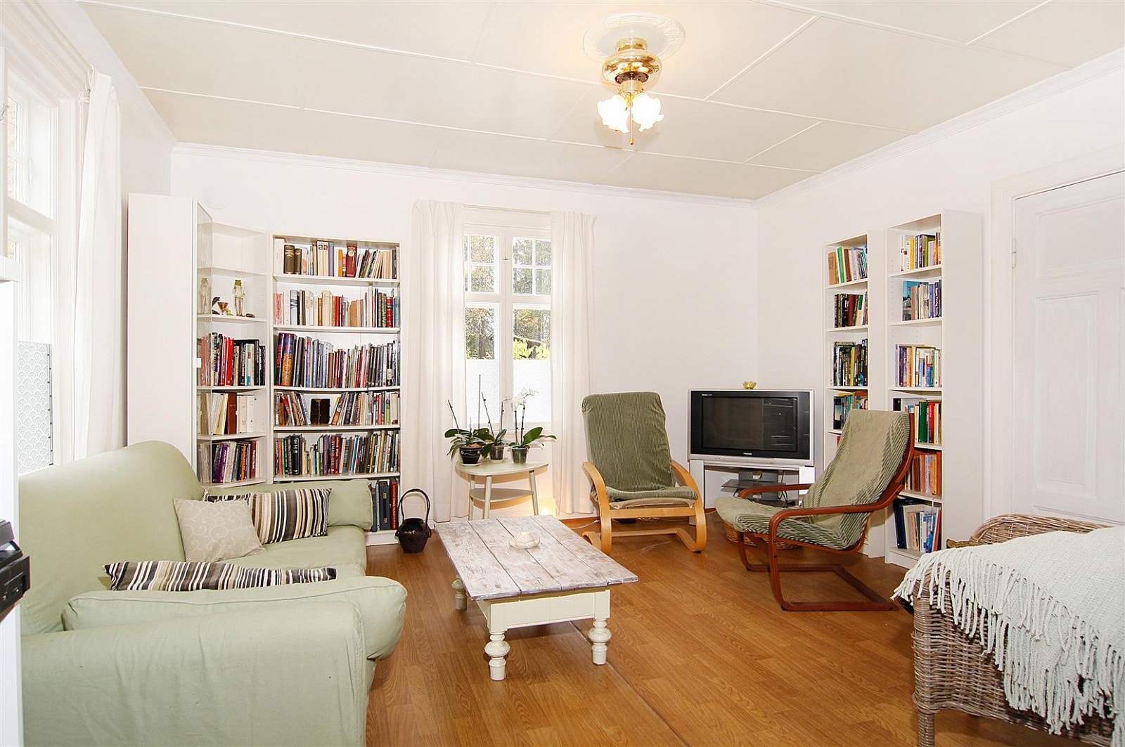 Stor stue med en koselig karnapp Galleribilde