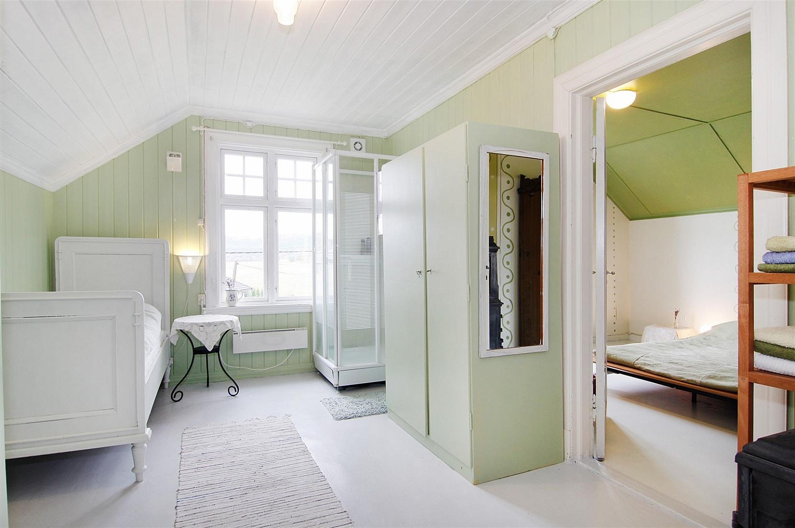 Store lyse soverom Galleribilde