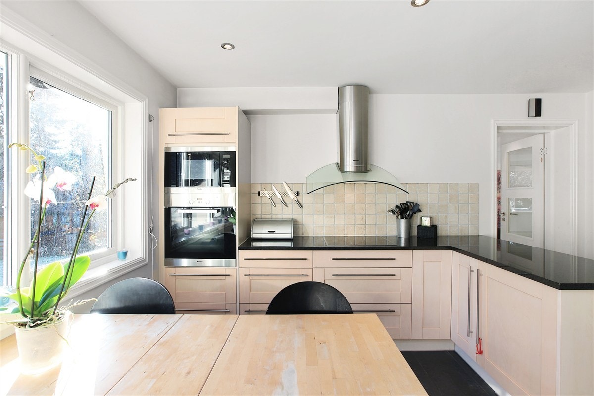 Nyere delikat kjøkken med integrerte hvitevarer Galleribilde