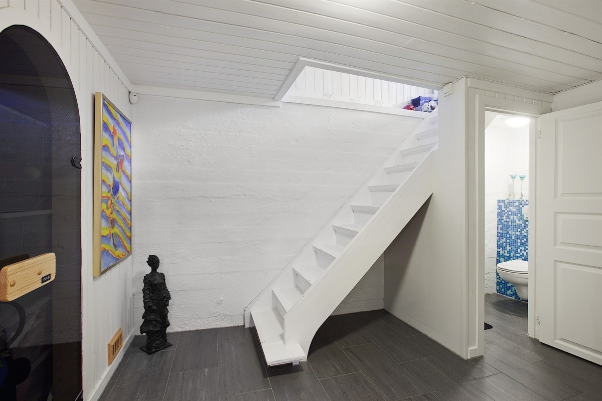 Trappen ned til U etg. - badstue - delikat toalett Galleribilde