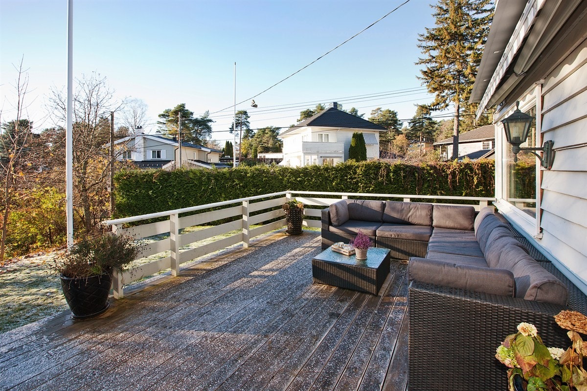 Solrik terasse med utgang fra stue Galleribilde