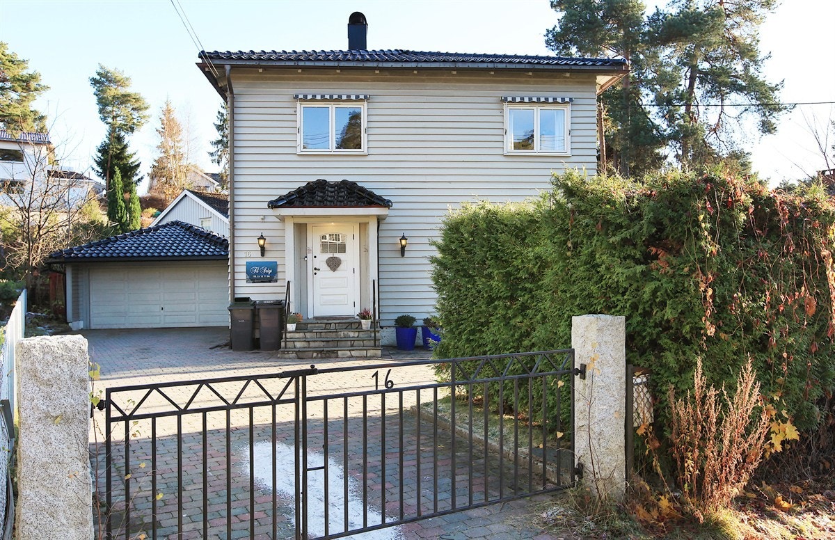 Inngjerdet enebolig med dobbel garasje Galleribilde