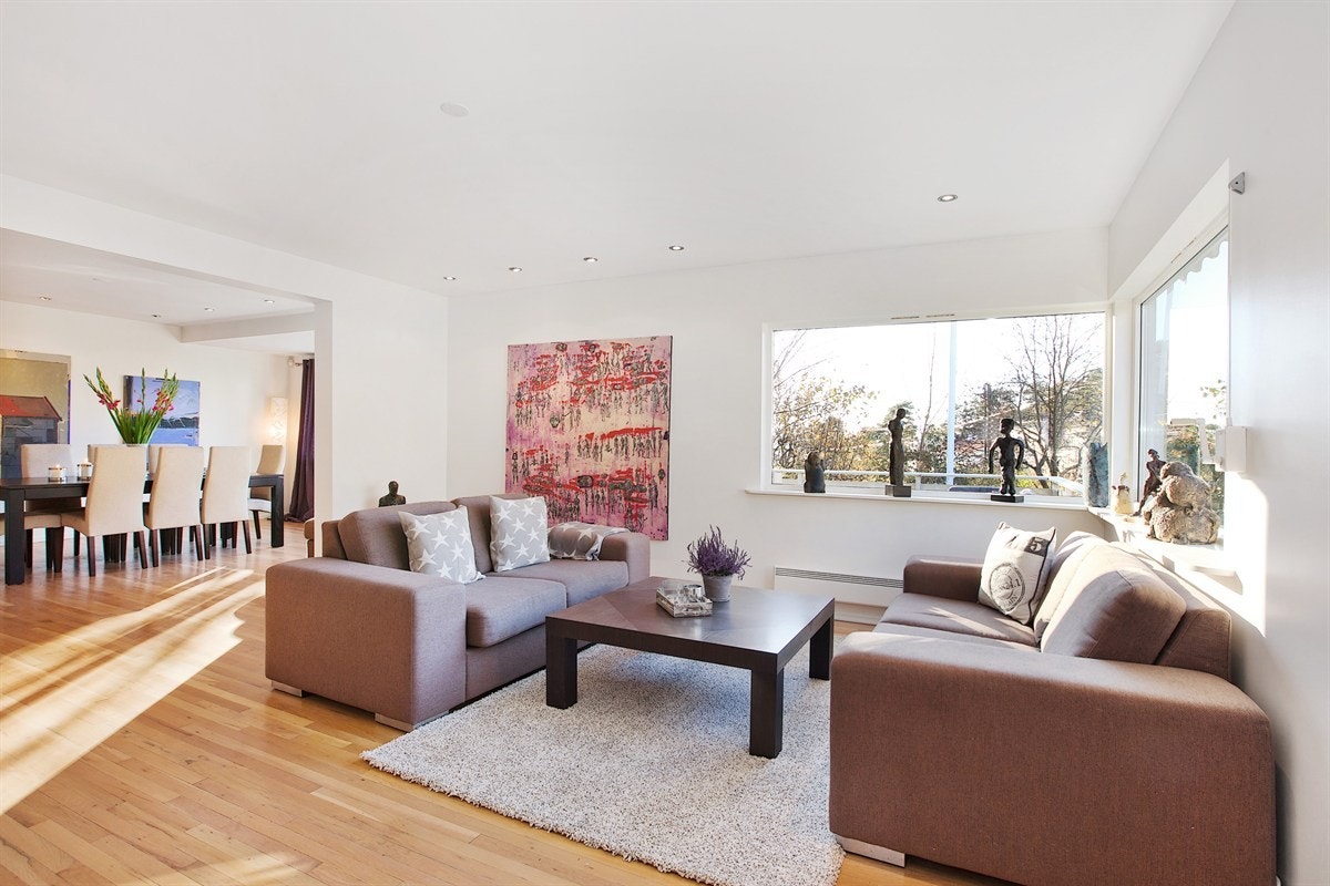 Delikat og lys stue Galleribilde