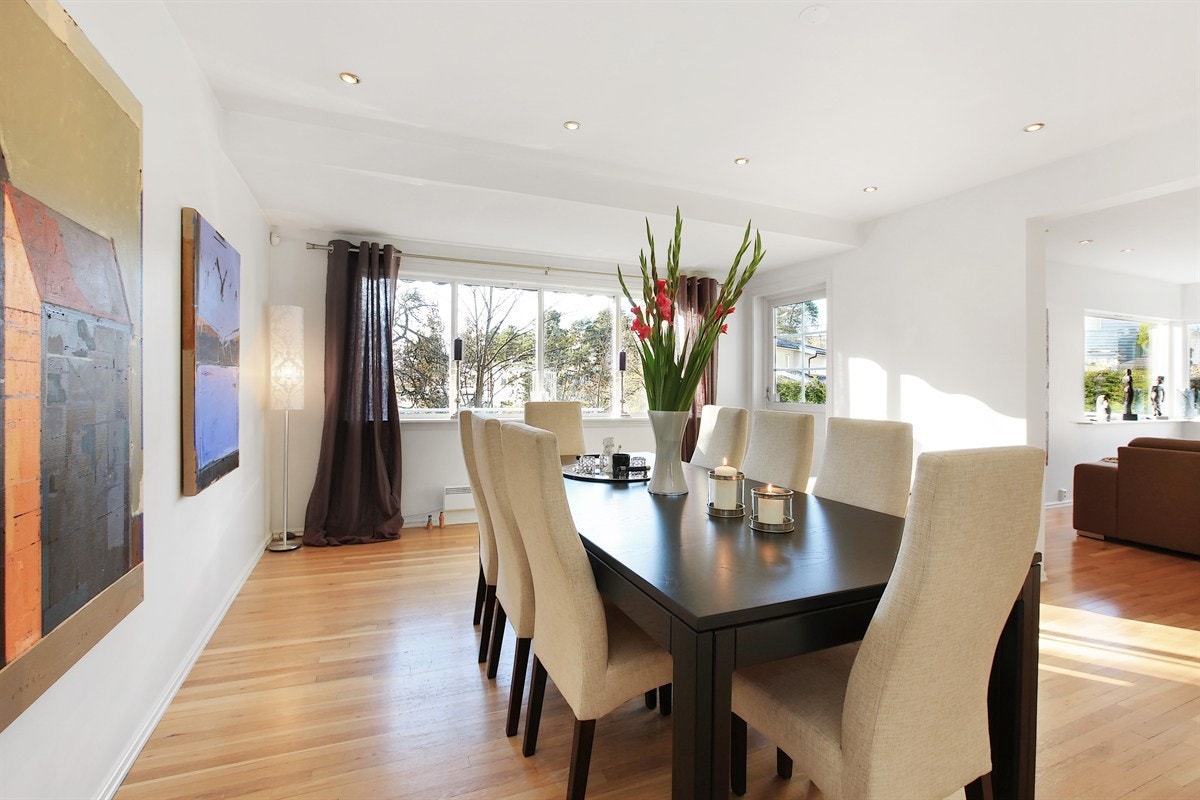 Innbydende spisestue, og med utgang til terrasse Galleribilde