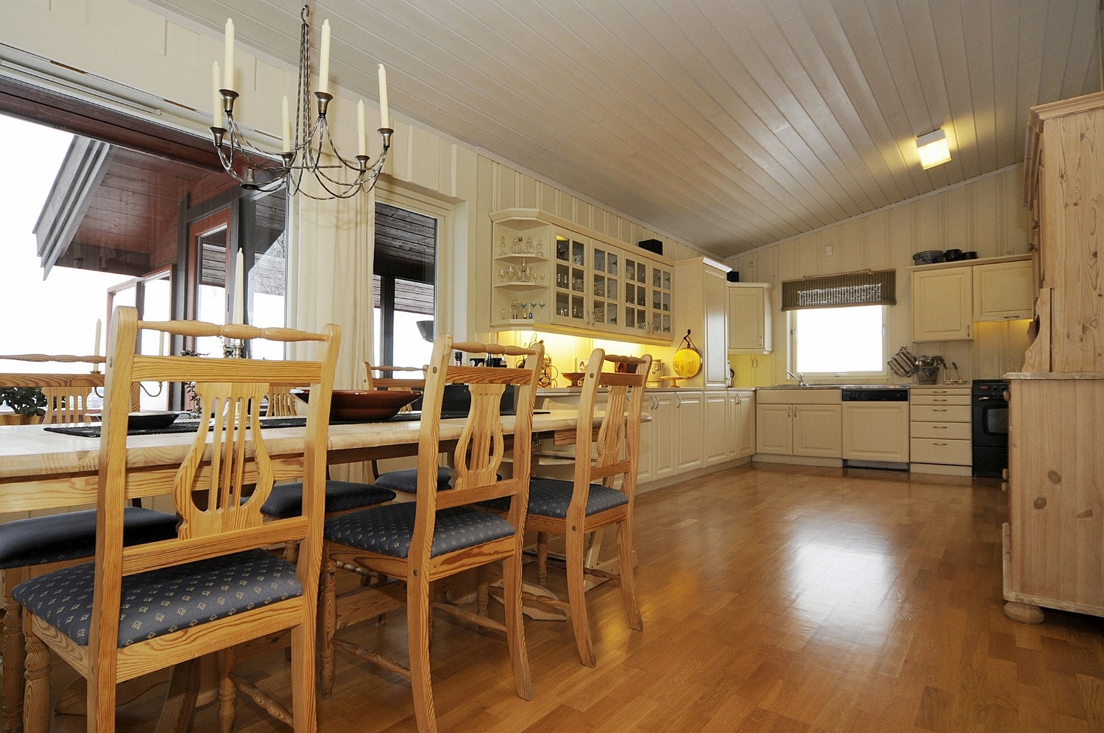 Kjøkken med spiseplass og utgang innglasset veranda Galleribilde