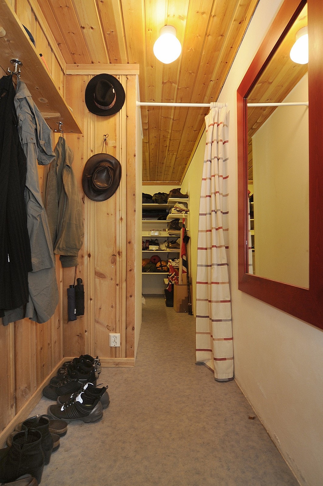 Bod/garderobe i u.etg. ved inngang Galleribilde