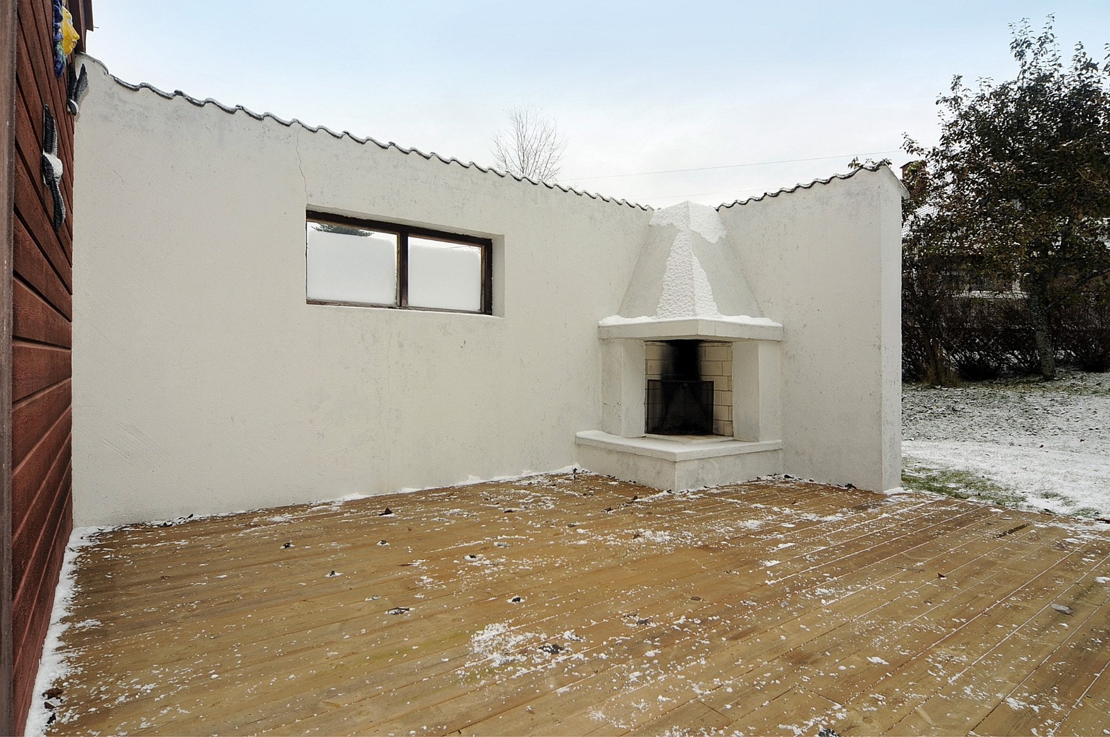 Terrasse med utepeis ved inngangsparti Galleribilde