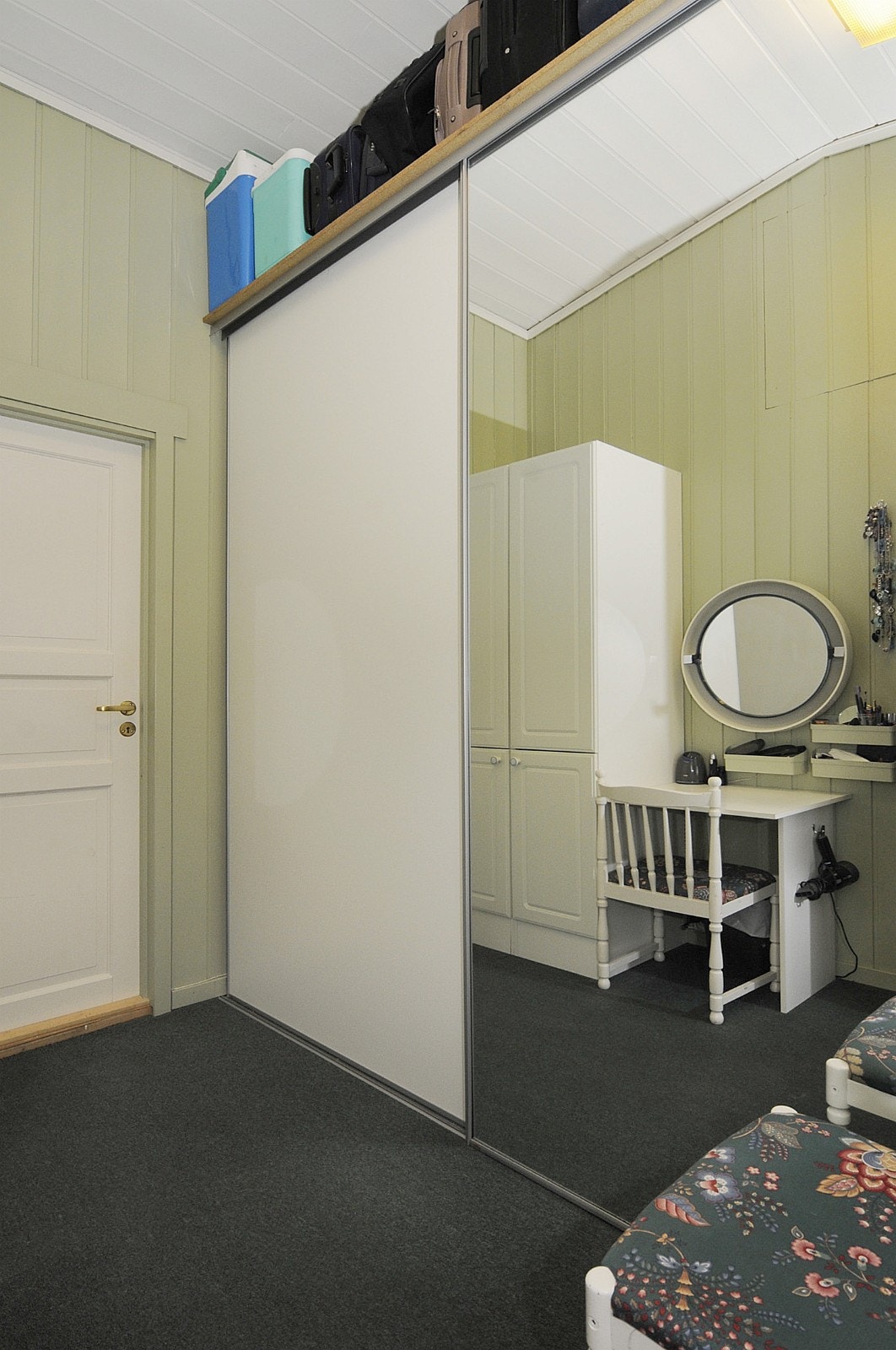 Mellomgang/garderobe ved hovedsoverom Galleribilde