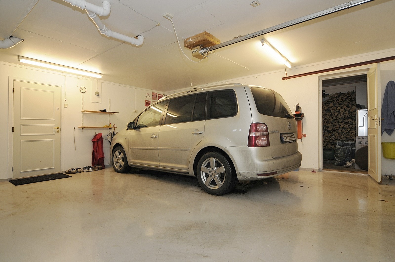 Garasje med boder og inngang bolig Galleribilde