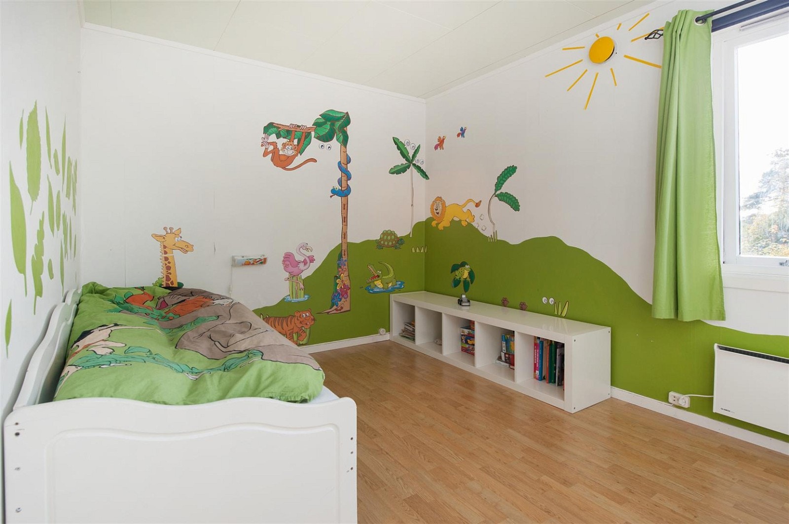 Soverom i 2. etasje med dør ut til veranda. Galleribilde