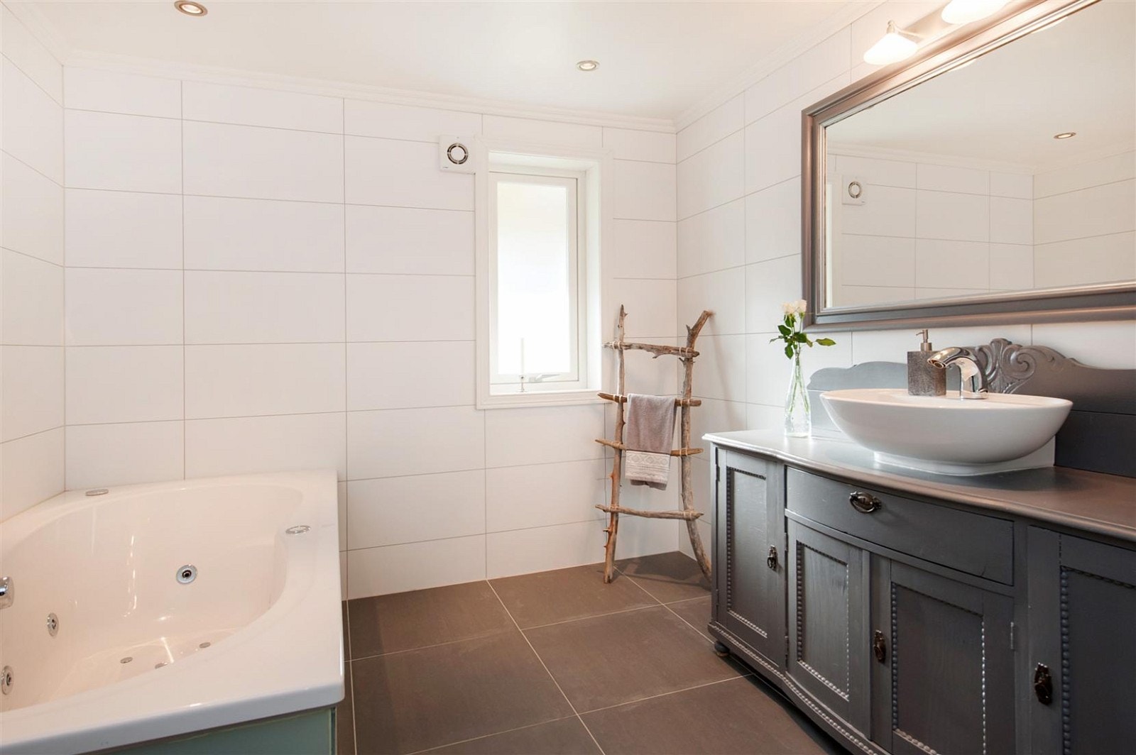 I tillegg til dusj har man boble- og massasjebadekar i 1. etasje. Galleribilde