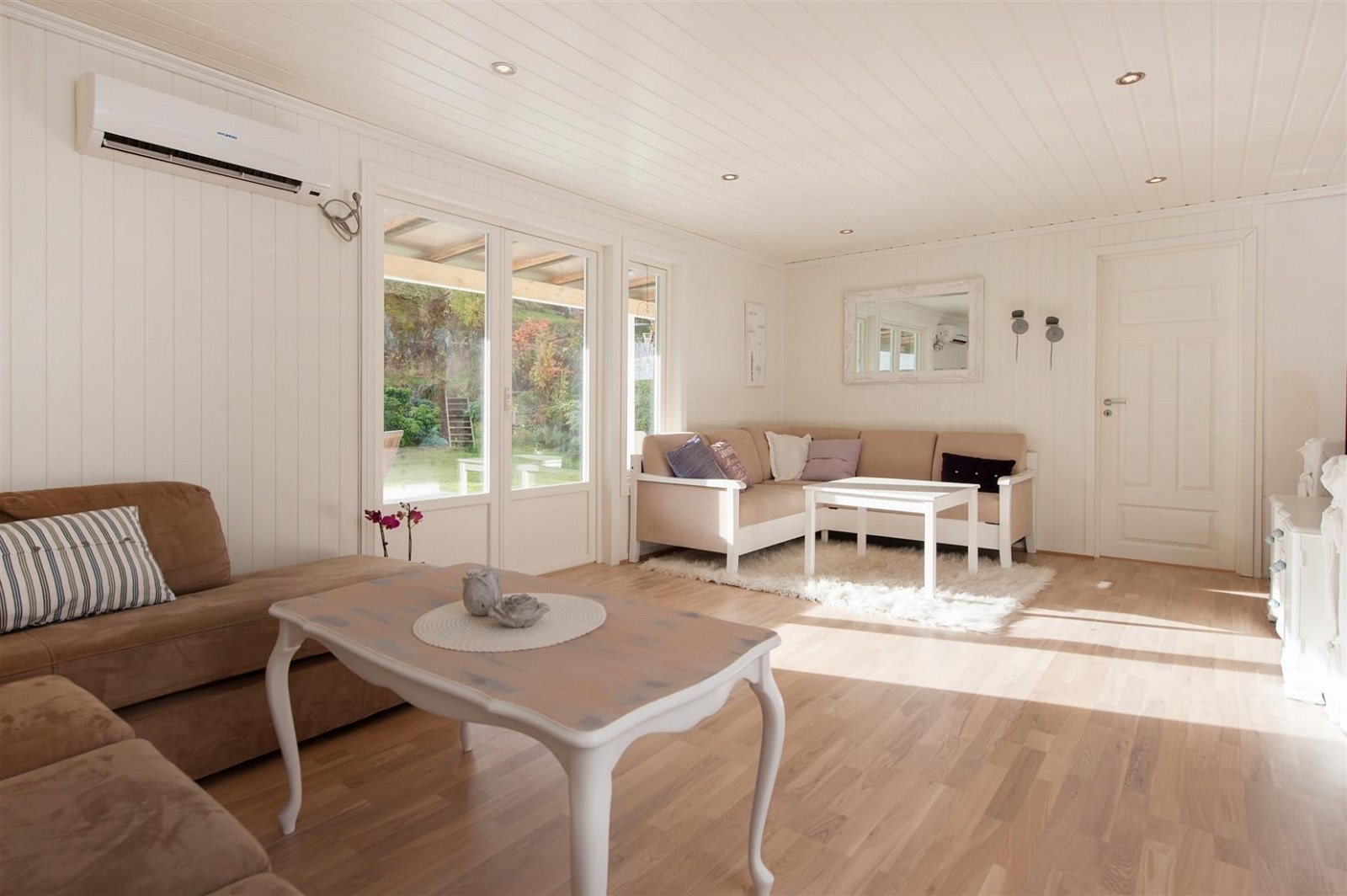 Stor stue i 1. etasje med dør ut på terrasse og videre til hagen. Galleribilde