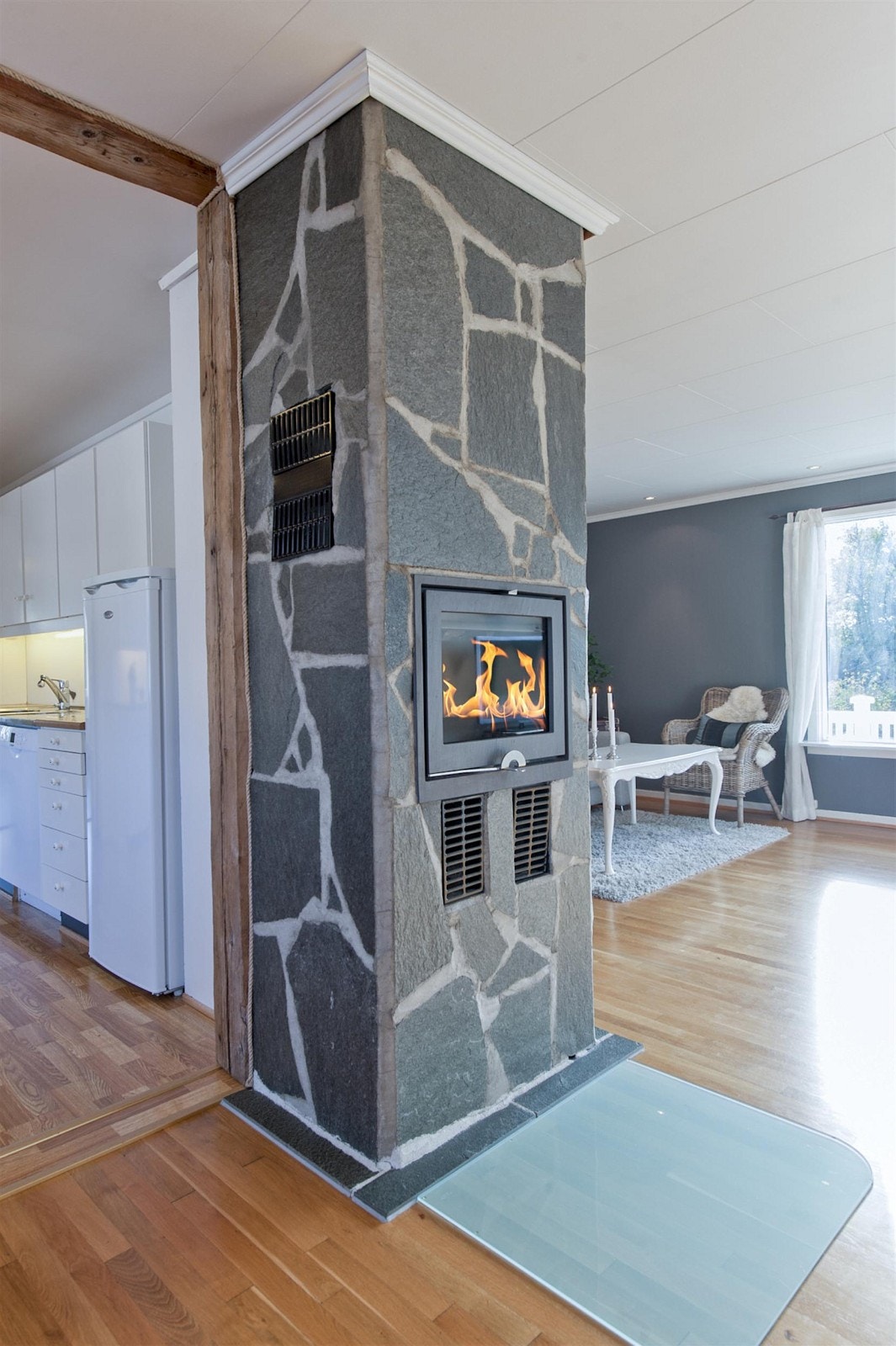 Plassbygd peis i stuen i 2. etasje. Galleribilde