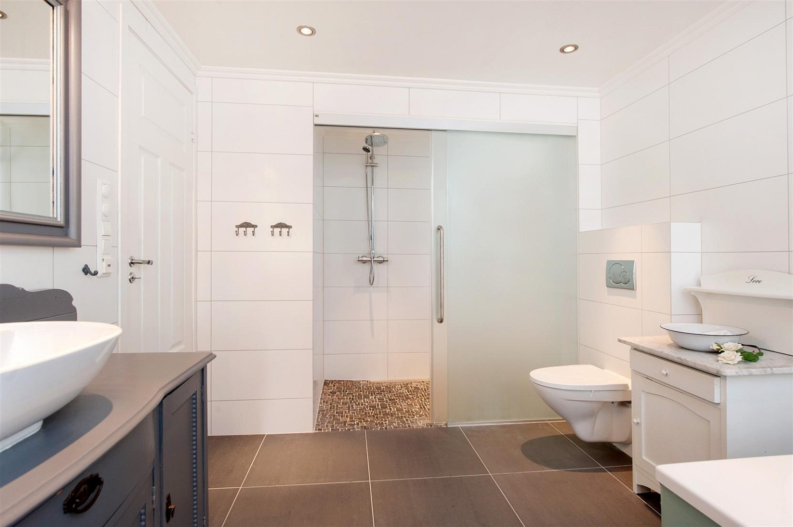 Dusjnisje med frostet glass, og to dusjhoder. Galleribilde