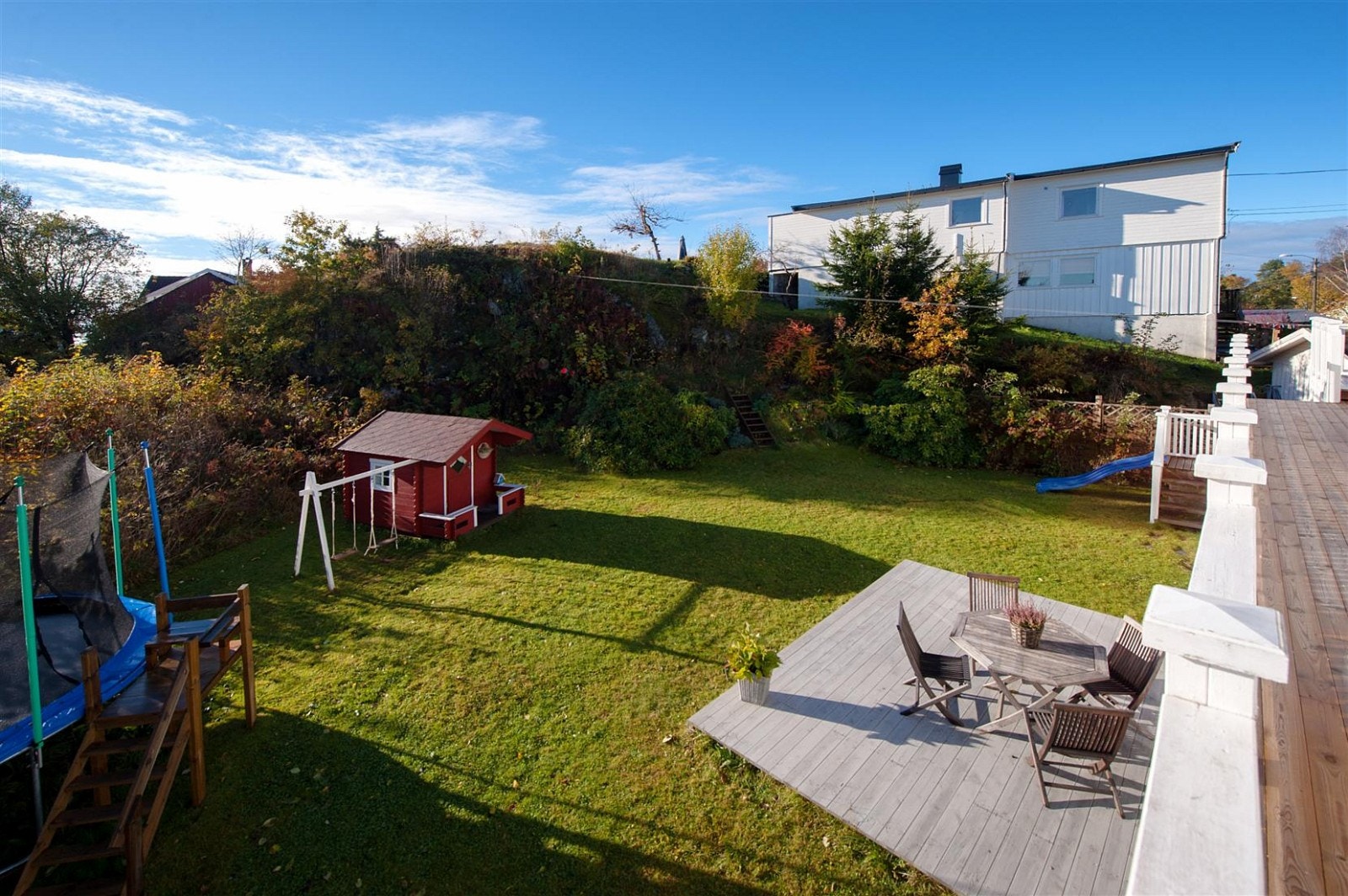 Hagen på baksiden av huset. Galleribilde