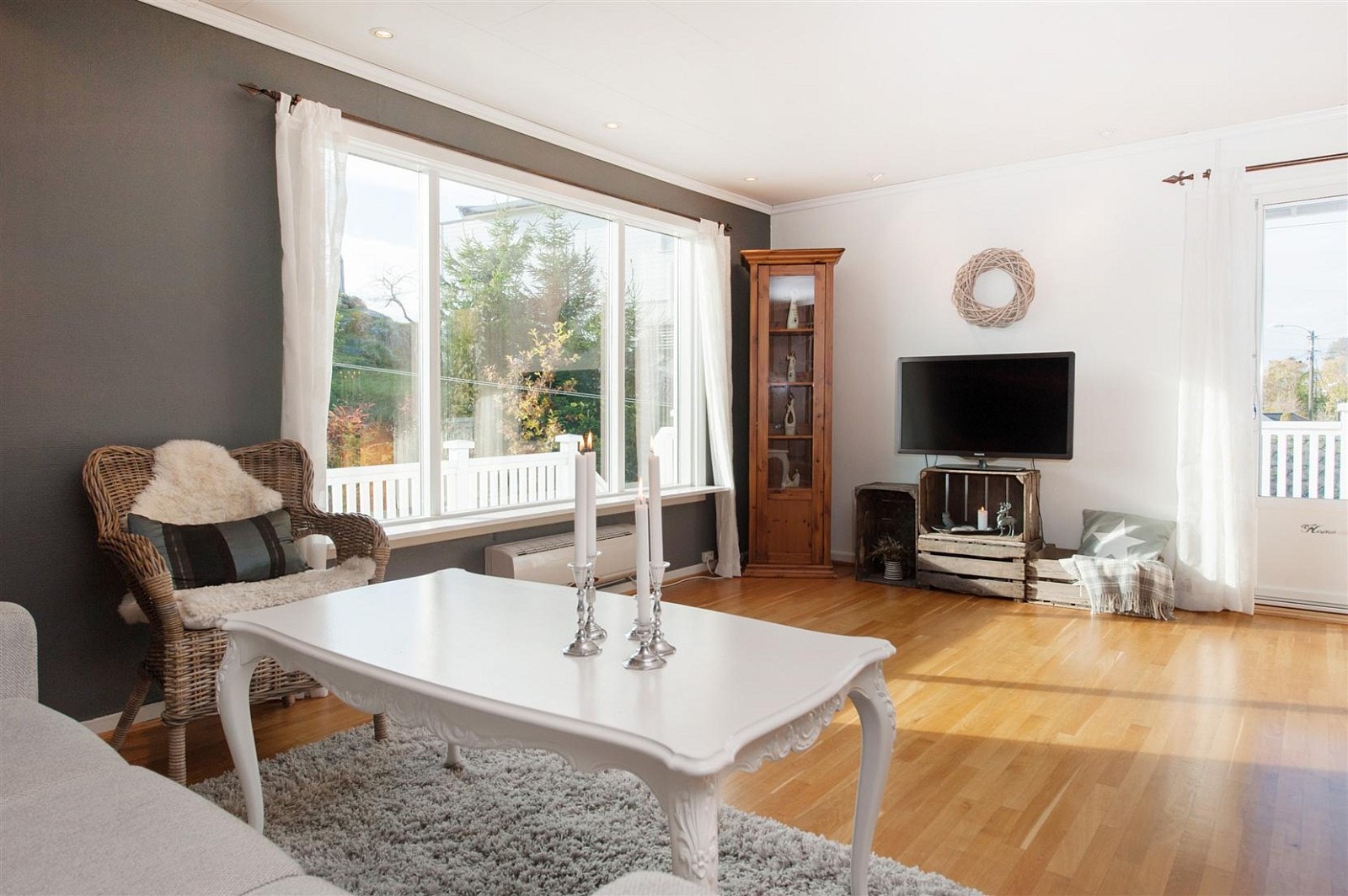 Stuen i 2. etasje har dør ut til veranda og store vinduer som gir godt lysinnslipp. Galleribilde