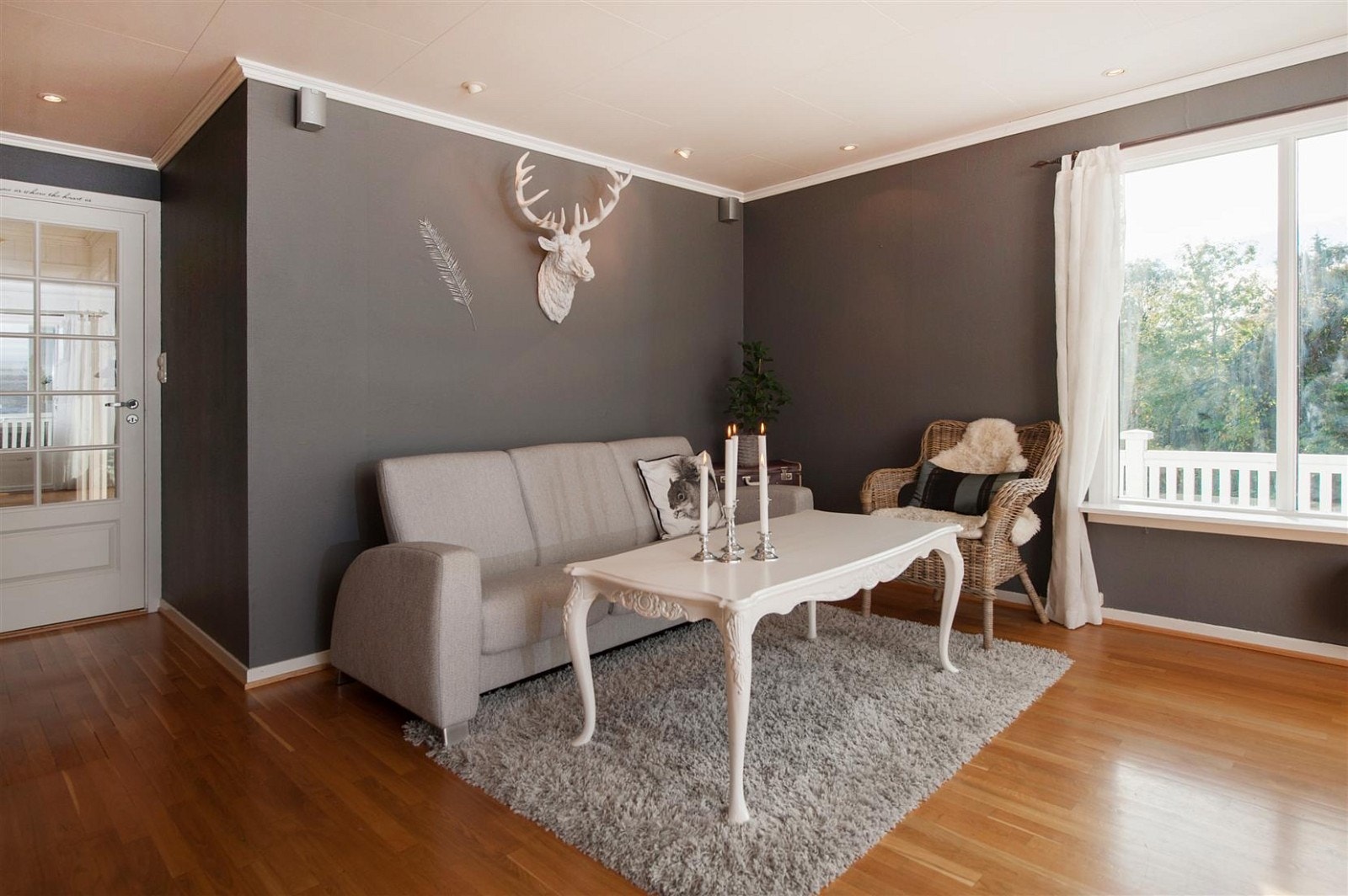 Romslig stue i 2. etasje med god plass til sofagruppe. Galleribilde