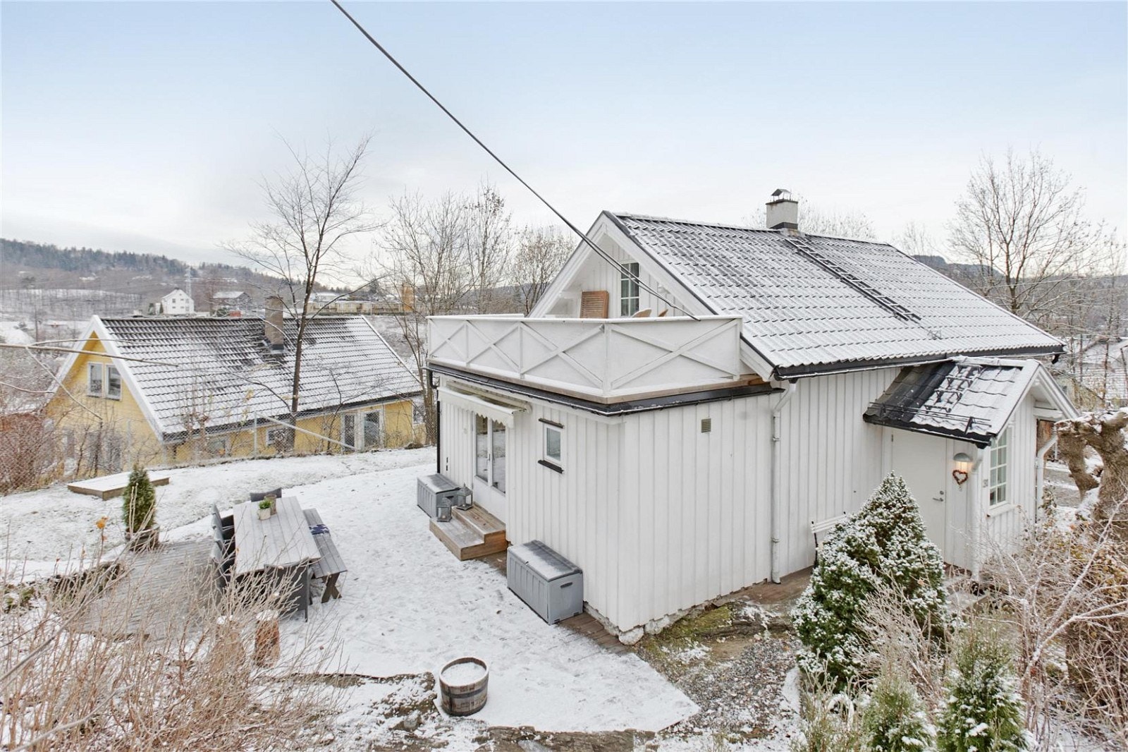 Fasade / haven. Boligen ligger fint til og har utsyn mot Slependen og Hamang. Det er gode solforhold på eiendommen. Galleribilde