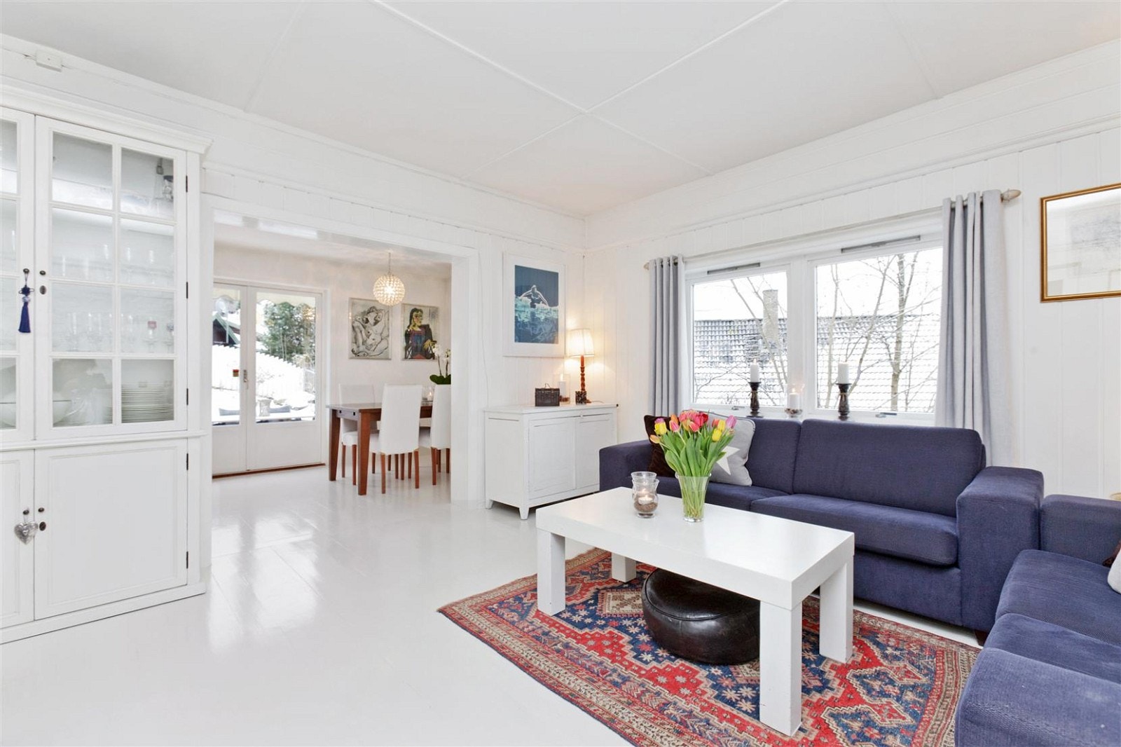 Masse sjarm, flotte detaljer og en bolig av de sjeldne. Her fra stuen og spiestuen innerst i rommet. Galleribilde