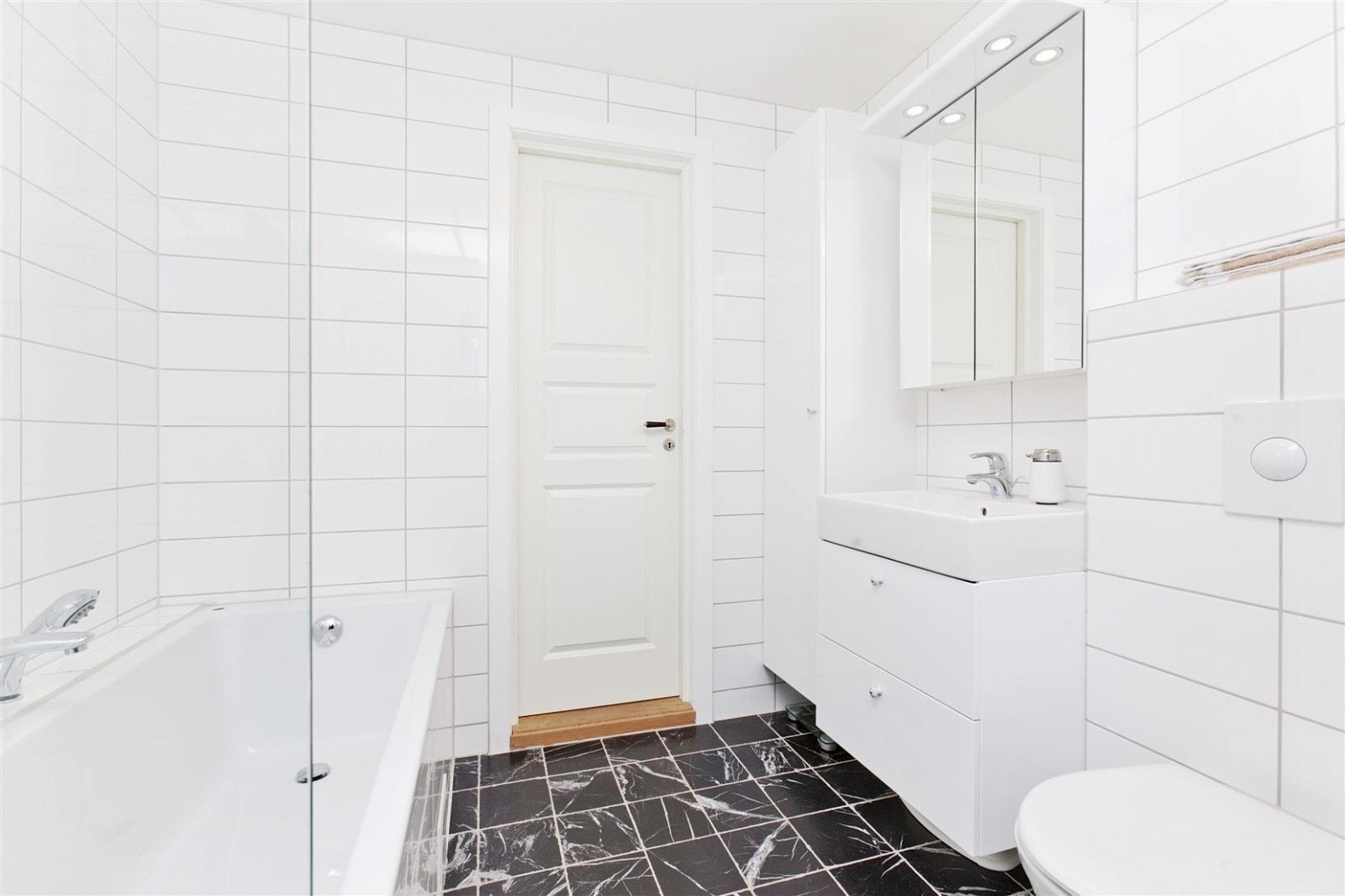 Moderne bad nytt i 2010.
Praktisk, gjennomført og innbydende. Galleribilde