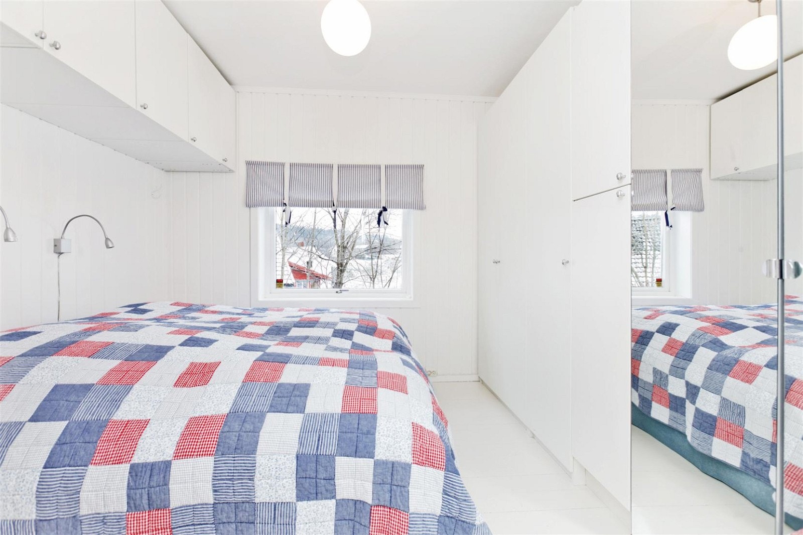 Her fra hovedsoverommet. Det er også i dette rommet lagt vekt på å utnytte plassen godt. Dette rommet har godt med skap og garderobeplass. Galleribilde