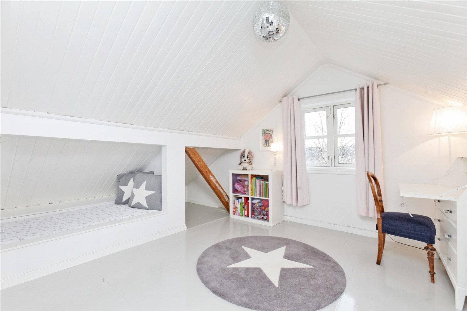 Det er i alt 3 soverom i boligen. Soverommene i 2. etg har fått plasstilpassede senger for å bedre utnytte plassen. Galleribilde