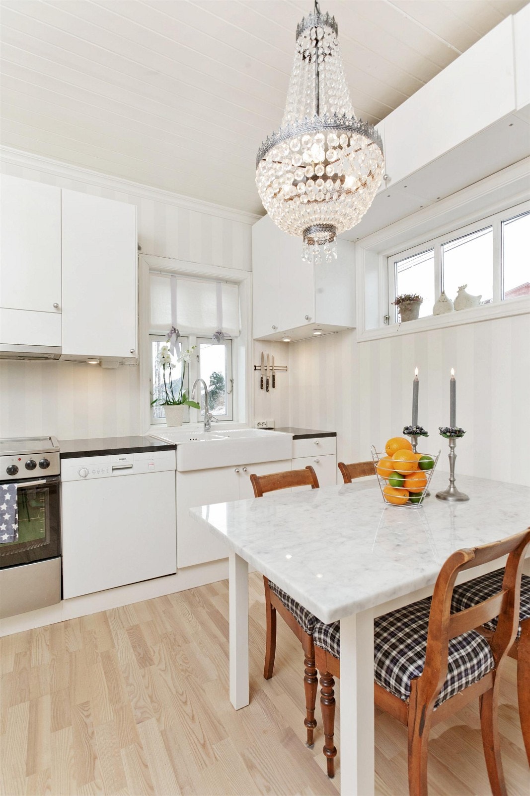 Gode løsninger tilpasset romløsningen og vinduene. Galleribilde