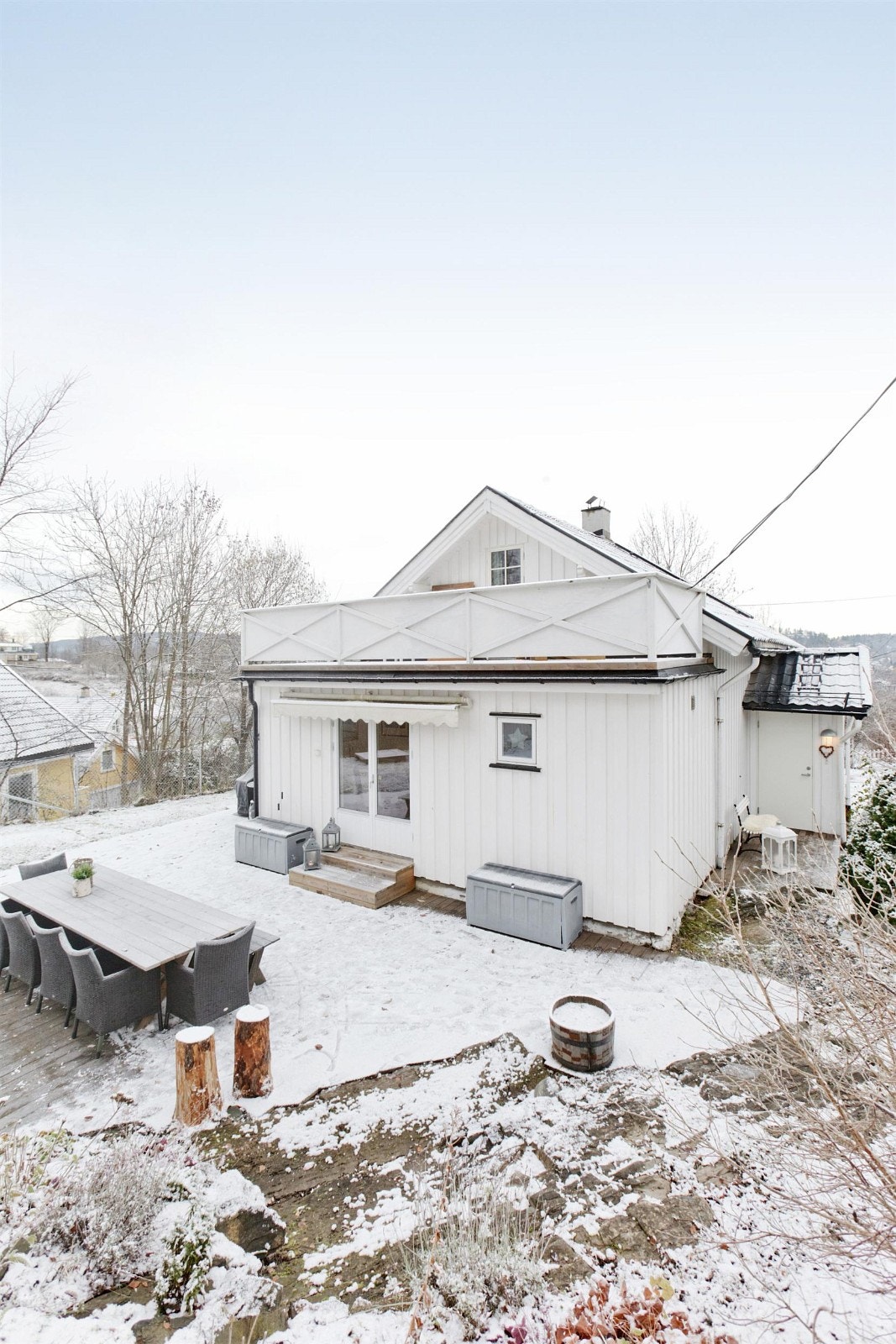 Stor terrasse og pent opparbeidet have. Galleribilde
