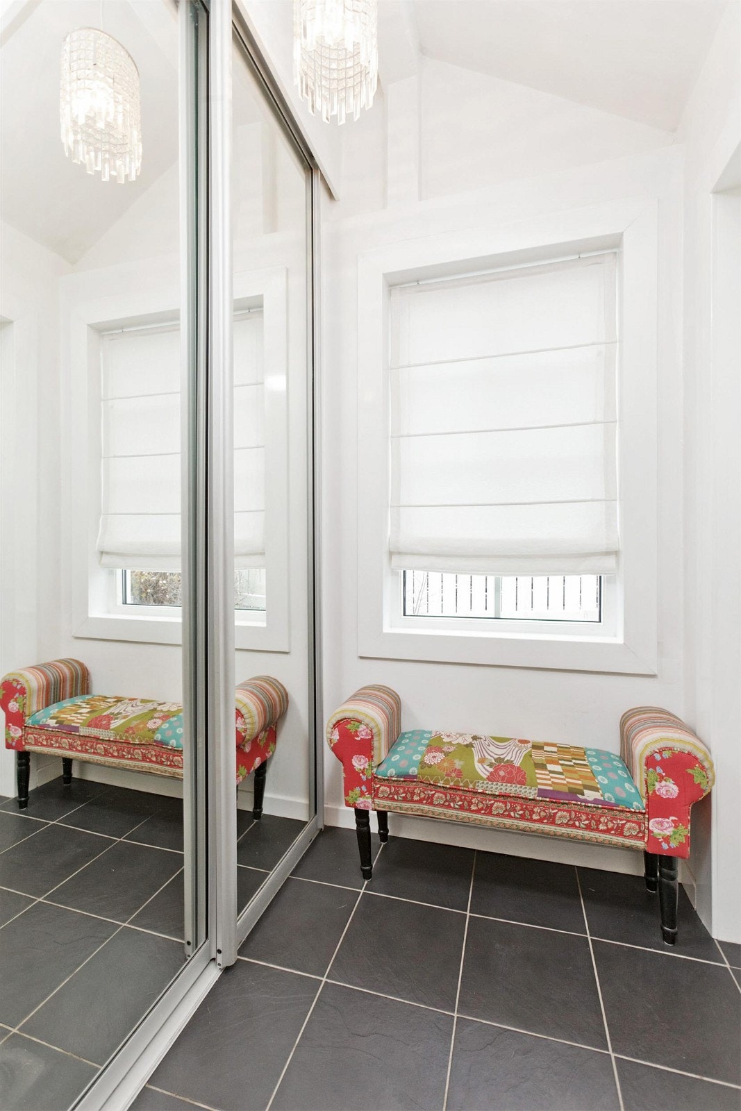 Vindfang som er isolert og modernisert med varmekabler under fliser og skyvedørs garderobeskap. Galleribilde