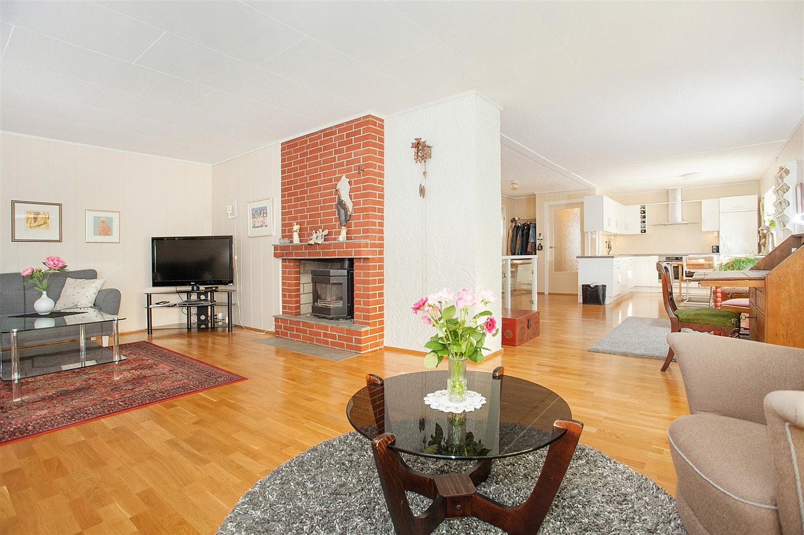 Innbydende stue med mye vinduer som gir godt med dagslys Galleribilde