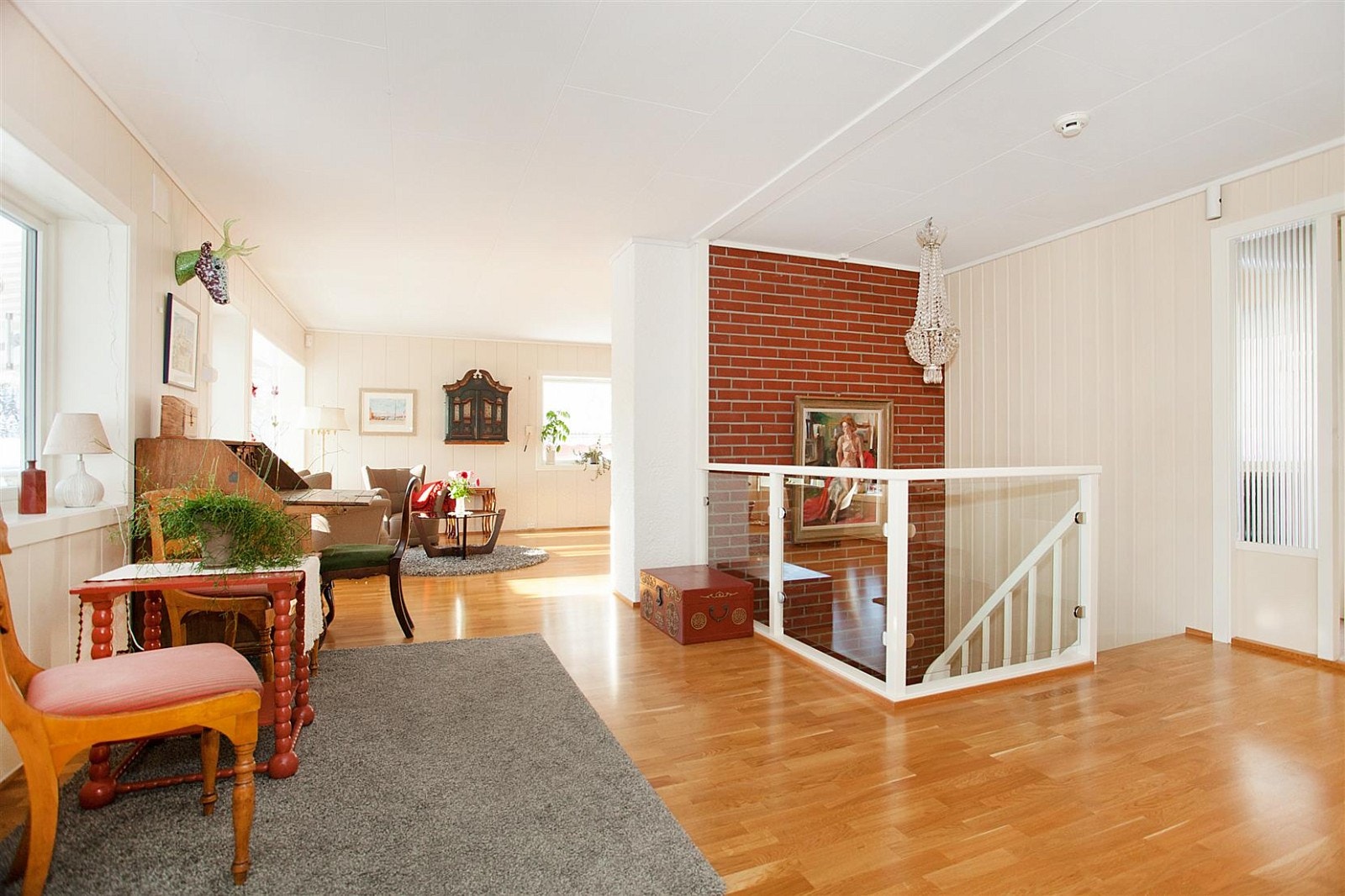 Pent returrekkverk i åpen trapp som binder sokkel og hovedetasje sammen Galleribilde