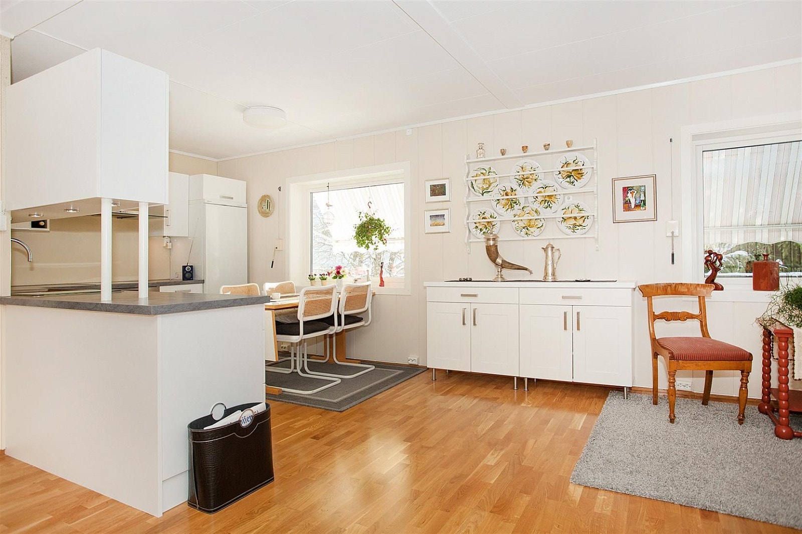 Kjøkken med parkettgulv og vannbåren varme Galleribilde