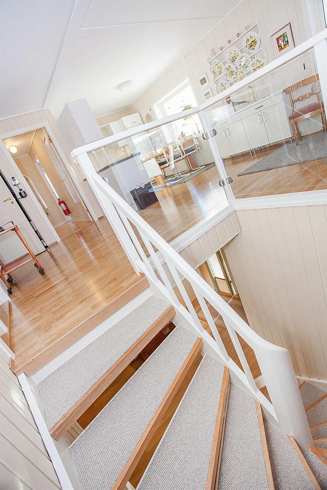 Trapp opp til lys og luftig kjøkken/stue Galleribilde