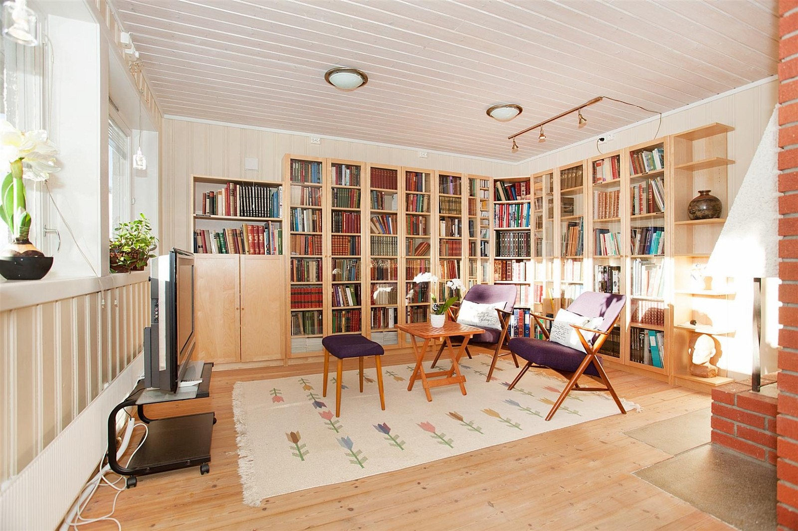 Stue i sokkeletasje med vannbåren varme Galleribilde