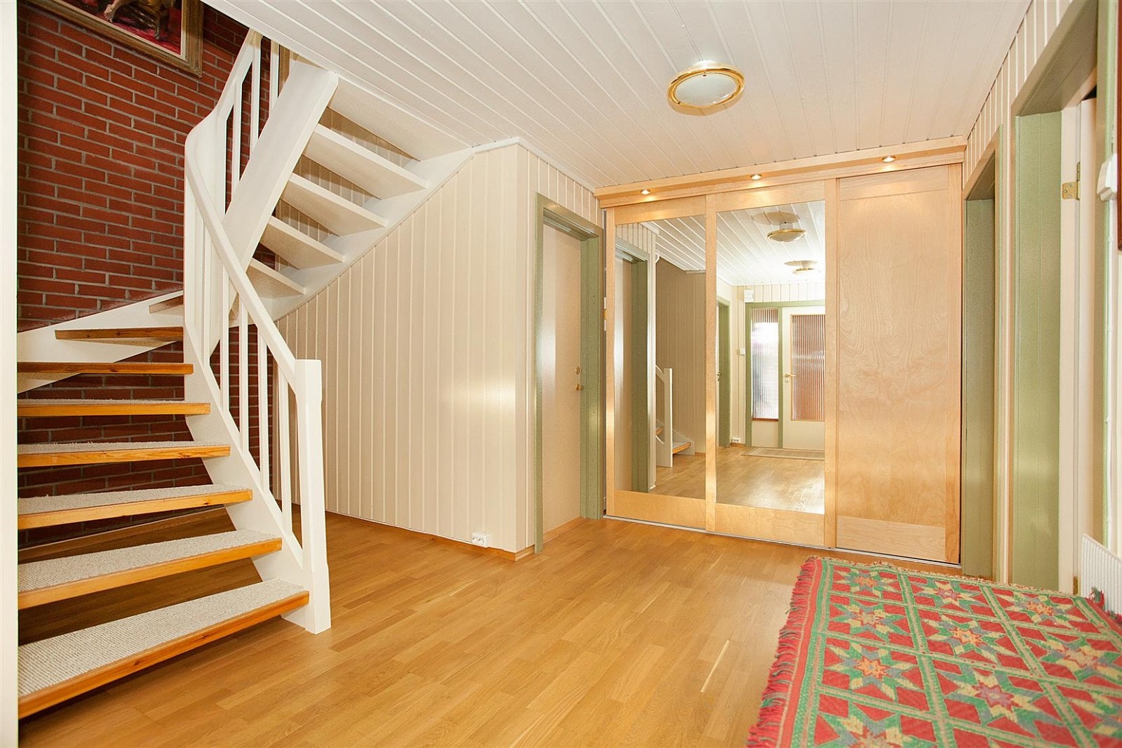 Stor hall med skyvedørsgarderobe i sokkel Galleribilde