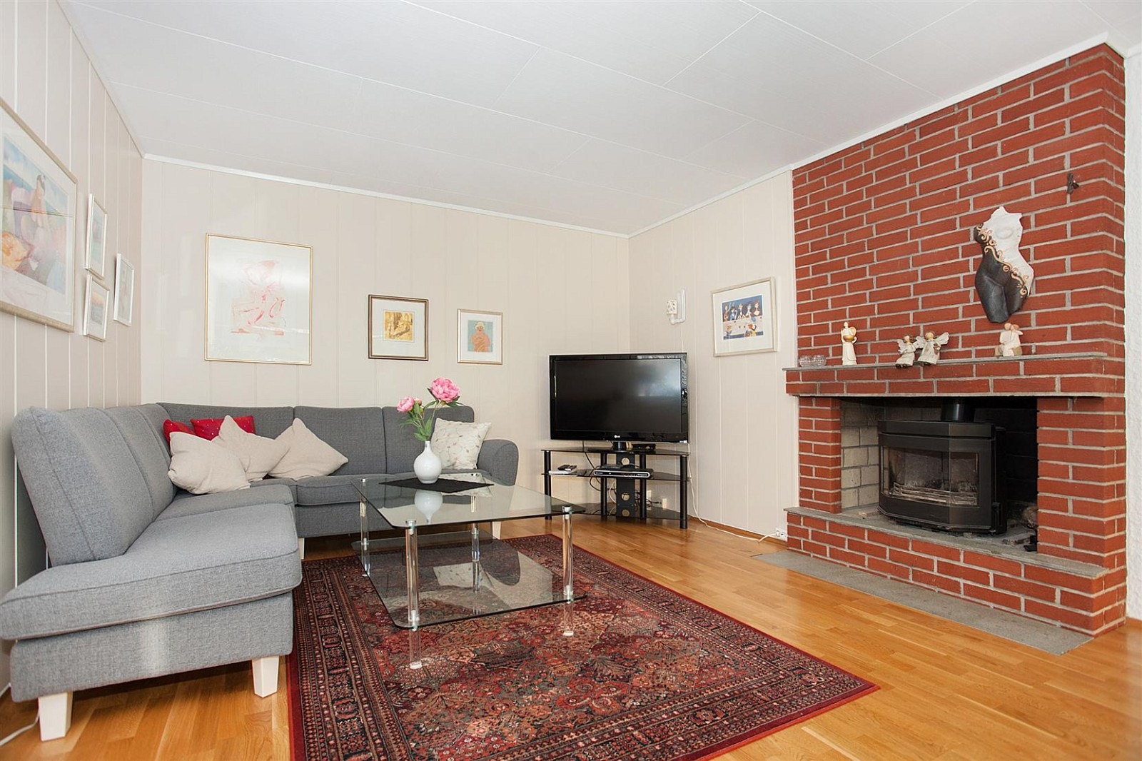 Innebygd vedovn på stuen Galleribilde