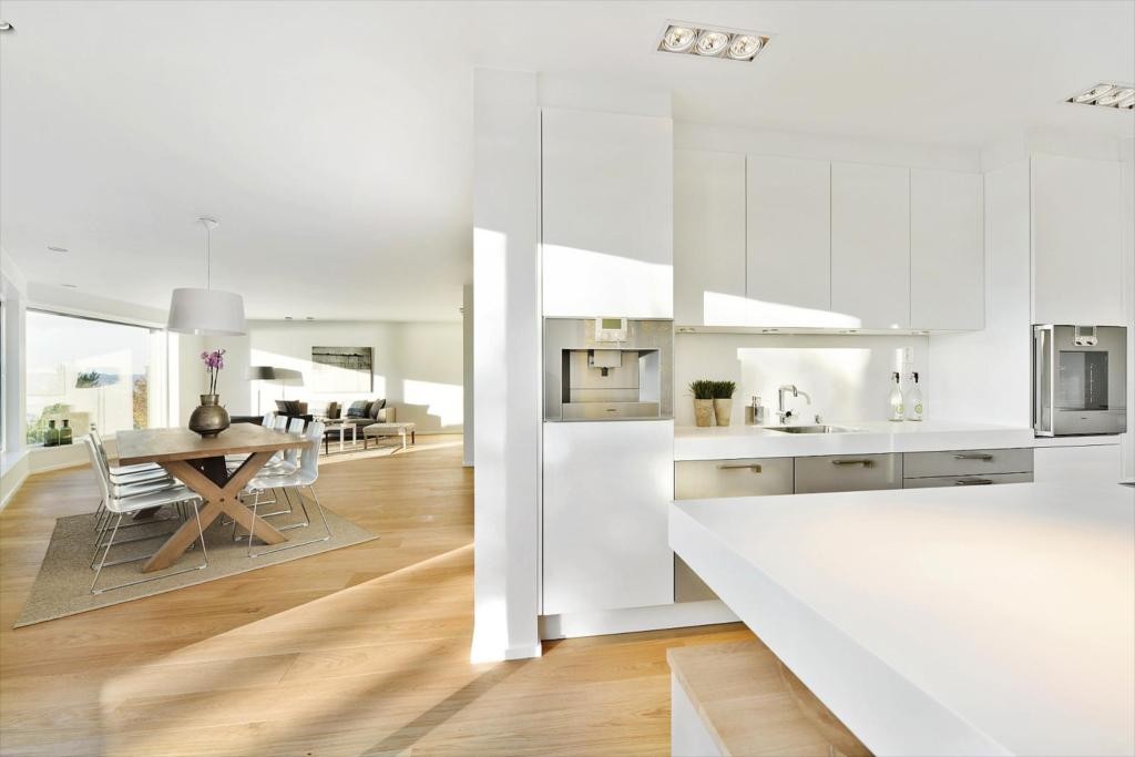 Dels åpen kjøkkenløsning mot spisestue Galleribilde