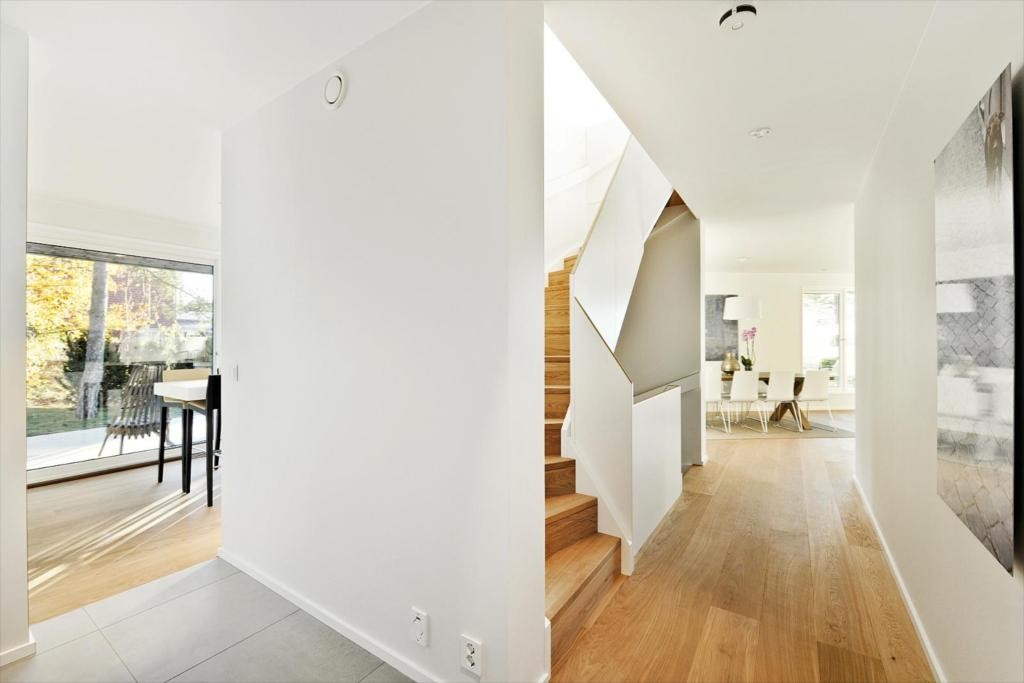 Gang - Meget funksjonell planløsning - heltre eik plassbygd trapp binder etasjen Galleribilde