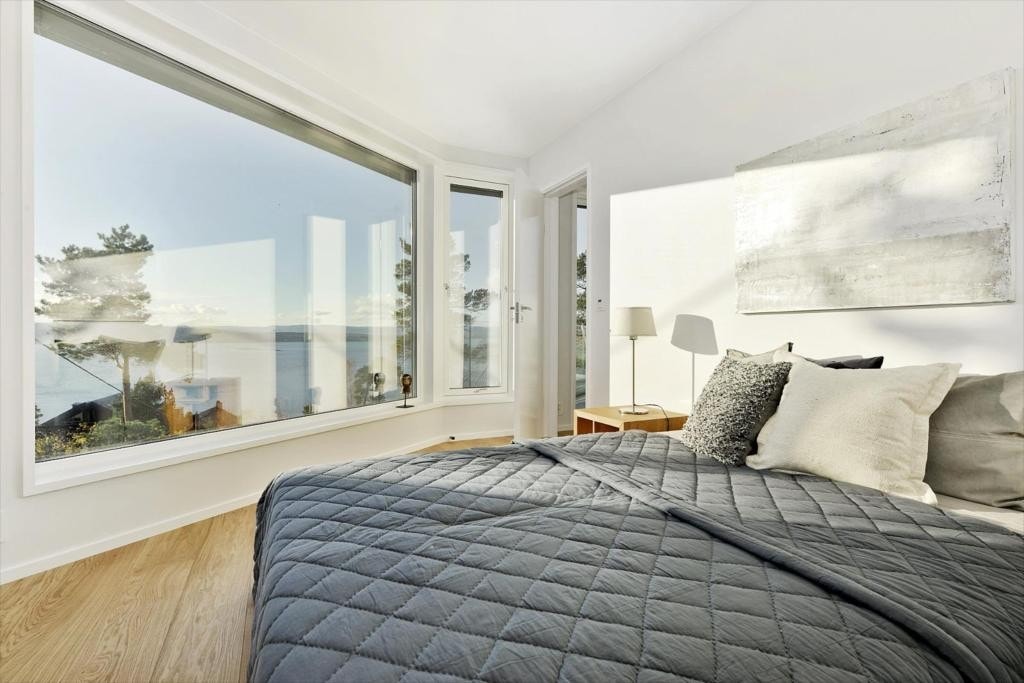 Mastersuite med store vindusflater mot fjorden Galleribilde