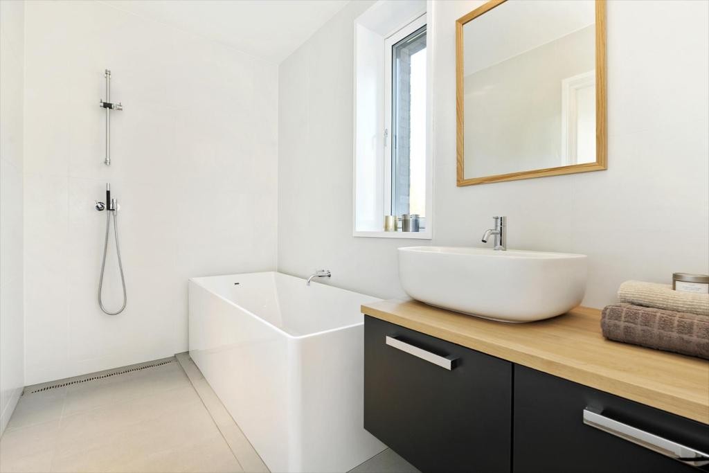 Bad øvre plan med innredning fra Vola og Flamina Galleribilde