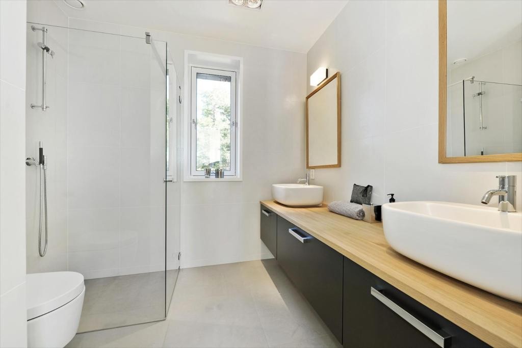 Bad Mastersuite - dobbelservant og romslig dusj Galleribilde