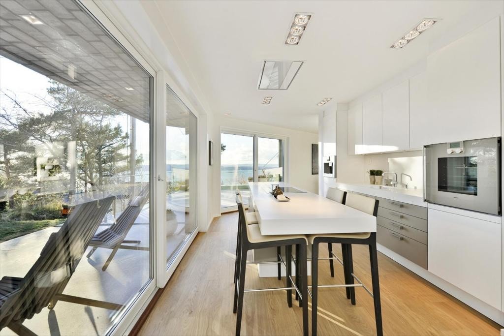 Fra kjøkken har man store skyvedører til terrasser Galleribilde