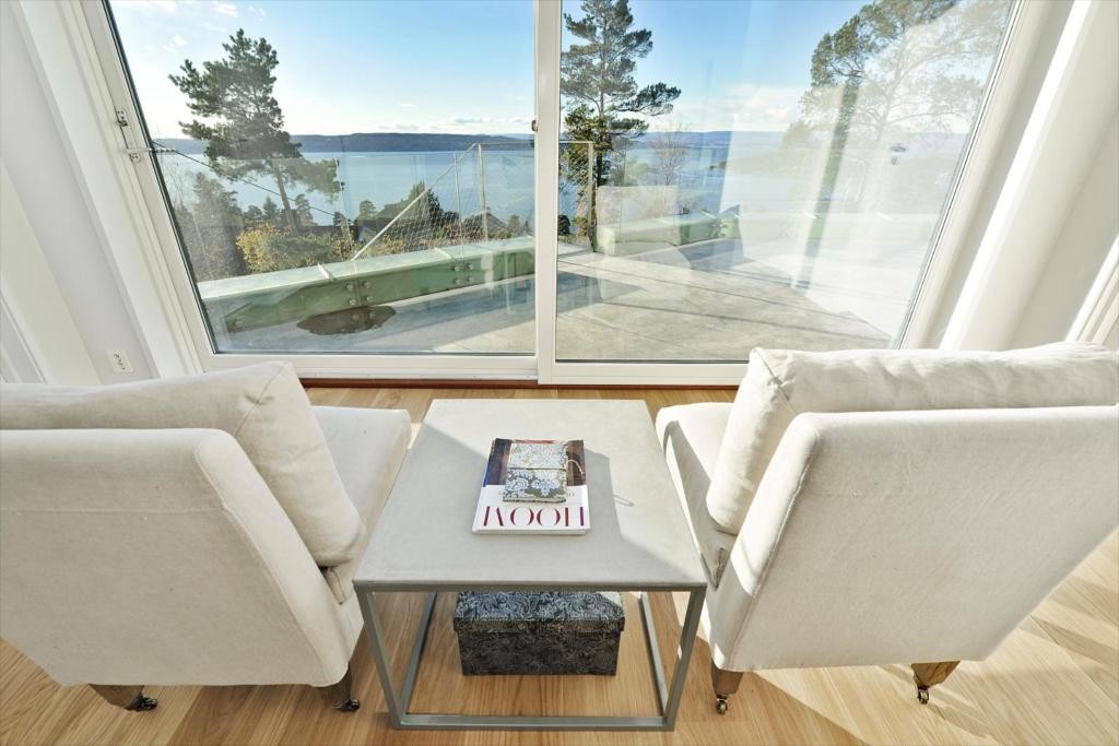 Stue øvre plan mot terrasse og utsikt. Galleribilde