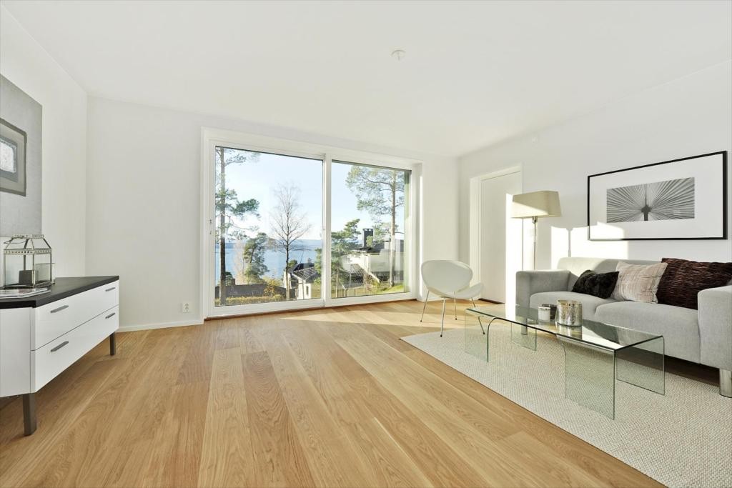 Praktikantdel stue - utsikt, egen inngang og skyvedør mot hage Galleribilde