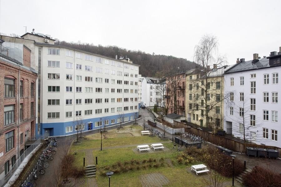 Utsikt fra leiligheten mot felles gårdsrom og Ekebergåsen Galleribilde